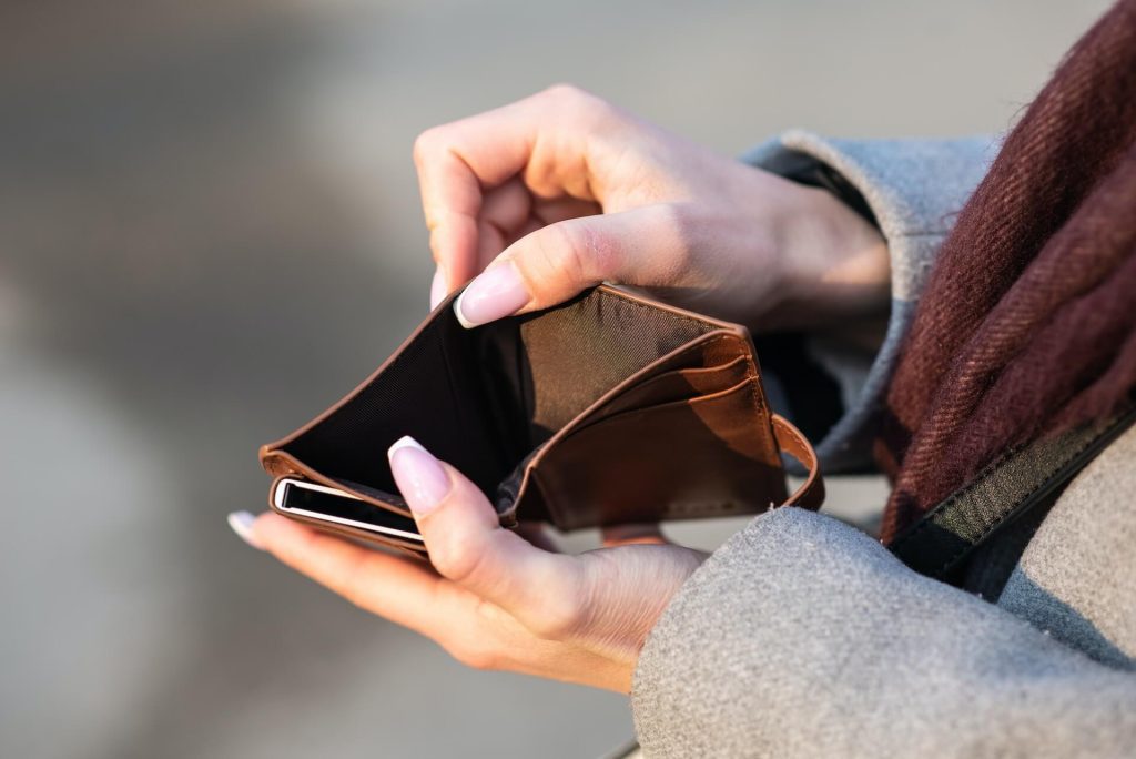 Someone with an empty wallet about to apply for installment loans in Quebec