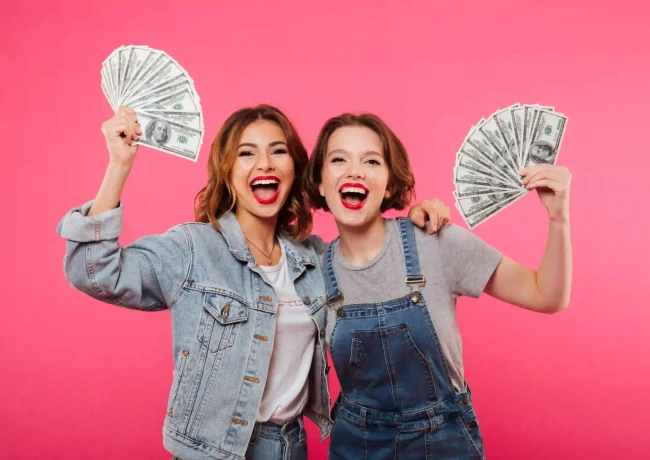 emotional-pretty-two-women-friends-holding-money_resultado