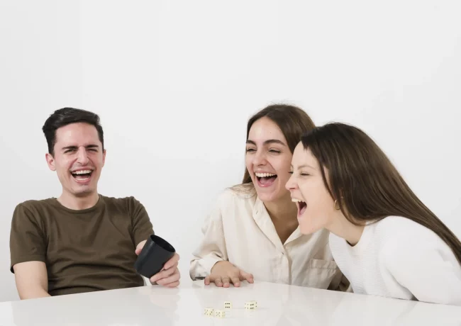 front-view-friends-laughing_resultado